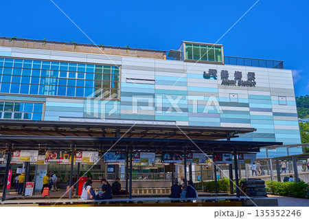 静岡県熱海市田原本町の熱海駅と足湯を見る 静岡県熱海市田原本町の熱海駅と足湯を見る 135352246
