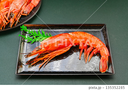 大きな生のアルゼンチンアカエビ 135352285