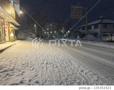 雪降る夜空　冬の街角 135352321
