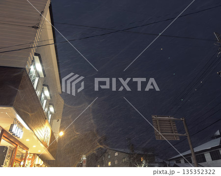雪降る夜空　冬の街角 135352322