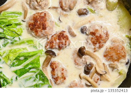 鍋の肉団子と白菜ときのこの牛乳スープ 鍋の肉団子と白菜ときのこの牛乳スープ 135352413