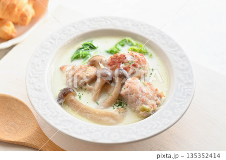 肉団子と白菜ときのこの牛乳スープ 135352414