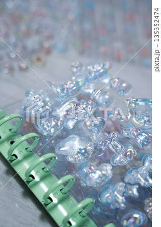 シール帳に3Dシールを貼る女の子の手元 135352474