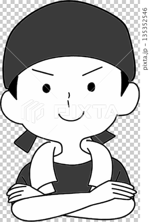 一位面帶微笑、雙臂交叉的拉麵店男店員 135352546