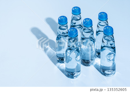 夏の涼しさを感じるたくさんのビー玉入りガラス瓶のラムネとコピースペース 135352605