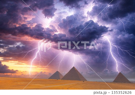 ピラミッド（エジプト） 135352626