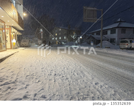 雪降る夜空 冬の街角 雪降る夜空 冬の街角 135352639