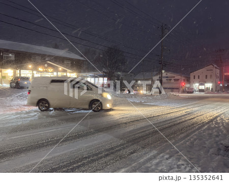 雪降る夜空　冬の街角 135352641