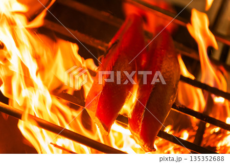 土佐の藁焼き鰹のタタキ 土佐の藁焼き鰹のタタキ 135352688