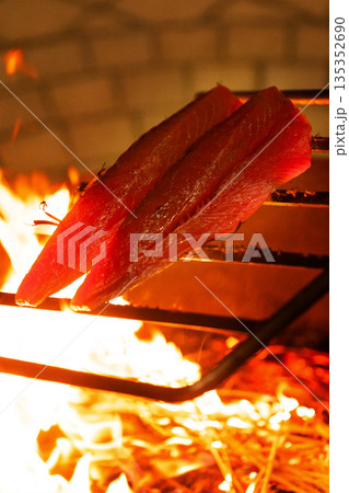 土佐の藁焼き鰹のタタキ 土佐の藁焼き鰹のタタキ 135352690