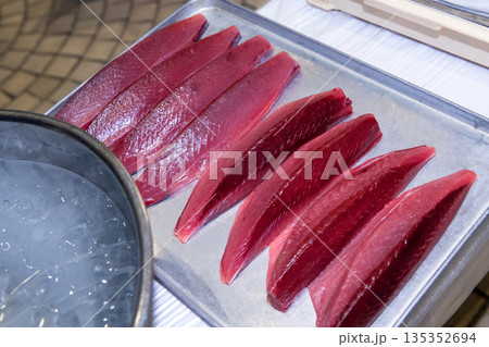 土佐の藁焼き鰹のタタキ 135352694