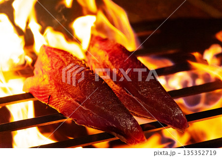 高知の豪快藁焼き鰹のタタキ 135352719