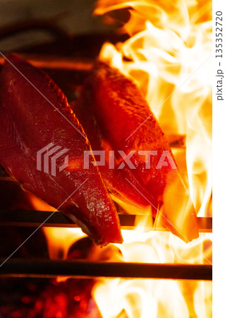 高知の豪快藁焼き鰹のタタキ 135352720