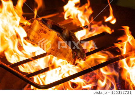 高知の豪快藁焼き鰹のタタキ 高知の豪快藁焼き鰹のタタキ 135352721