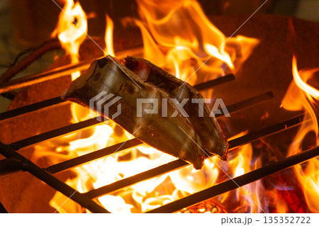 高知の豪快藁焼き鰹のタタキ 高知の豪快藁焼き鰹のタタキ 135352722
