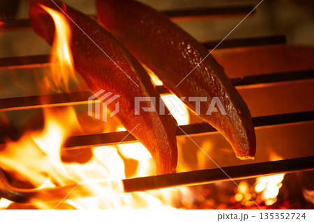 高知の豪快藁焼き鰹のタタキ 高知の豪快藁焼き鰹のタタキ 135352724