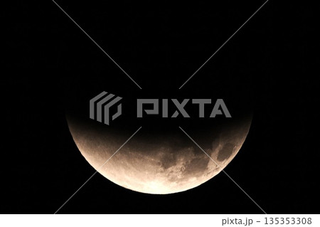 暗黒の中の月 135353308