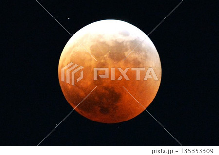 暗黒の中の月 135353309