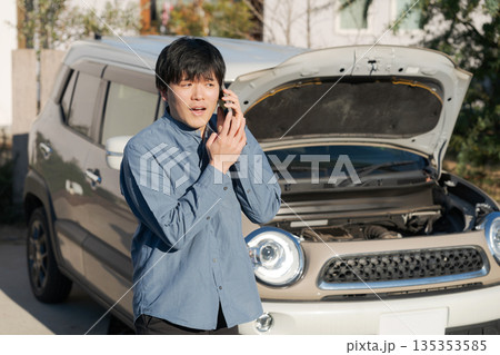 車が故障して電話をする男性 135353585