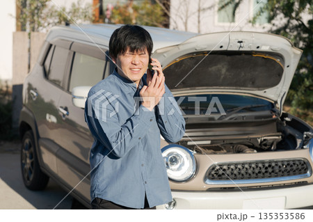 車が故障して電話をする男性 135353586