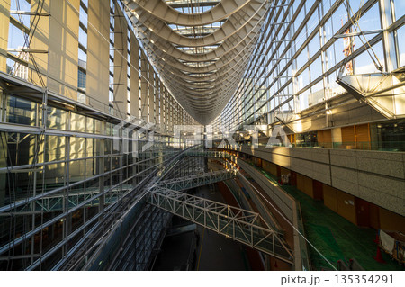 東京国際フォーラムのガラスアトリウムと近未来的な天井デザイン 135354291