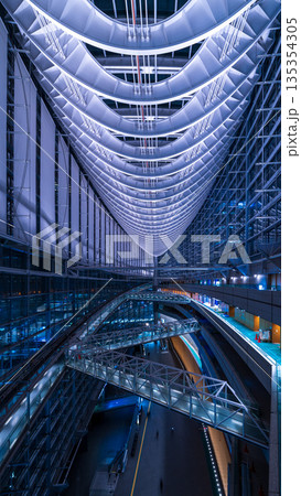 東京国際フォーラムのガラスアトリウムと近未来的な天井デザイン 135354305
