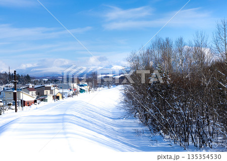 真冬の北海道美瑛町の美瑛川沿いにある河川敷のコース 真冬の北海道美瑛町の美瑛川沿いにある河川敷のコース 135354530