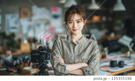 撮影技術で出版物の世界観を表現するスチールカメラマンの仕事風景 135355198