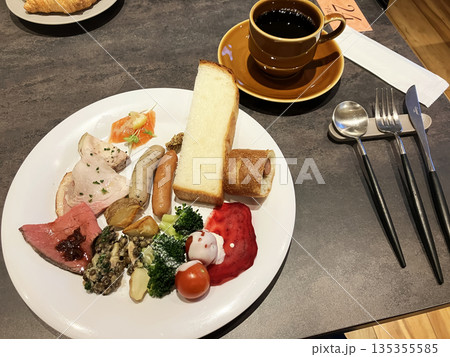 優雅な朝のひととき：厚切りトーストとローストビーフの贅沢モーニング 135355585