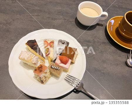 至福のスイーツタイム：お皿を彩る色とりどりのプチケーキ盛り合わせ 135355588