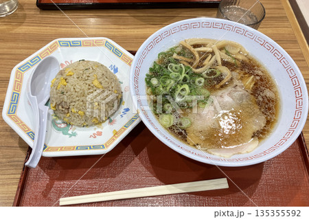 広島名物　尾道ラーメンチャーハンセット 135355592