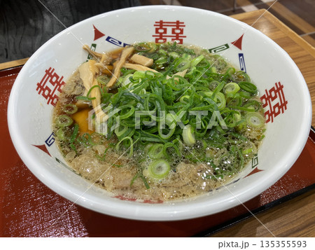 広島名物　尾道ラーメン　ネギ盛り 135355593