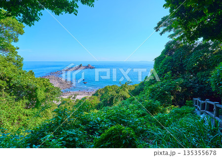 夏の神奈川県真鶴町の真鶴岬の歩道上から三ツ石と相模湾を見る 135355678