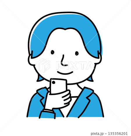携帯電話を見ているスーツを着たショートカットの女性 135356201