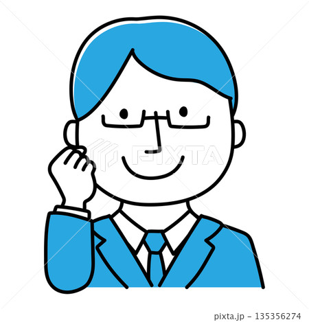 ガッツポーズをするスーツを着た眼鏡の男性 135356274