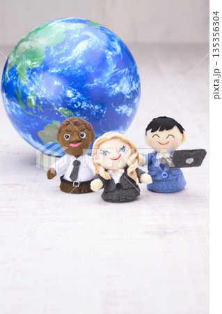 グローバルビジネスマンのチーム 135356304