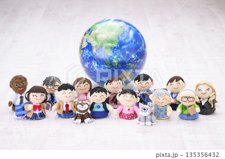色々な人種や世代、職業の人々と地球 色々な人種や世代、職業の人々と地球 135356432