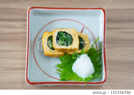 お皿に乗った小松菜入りの卵焼き お皿に乗った小松菜入りの卵焼き 135356796