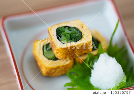お皿に乗った小松菜入りの卵焼き 135356797
