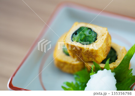 お皿に乗った野菜入りの卵焼き 135356798