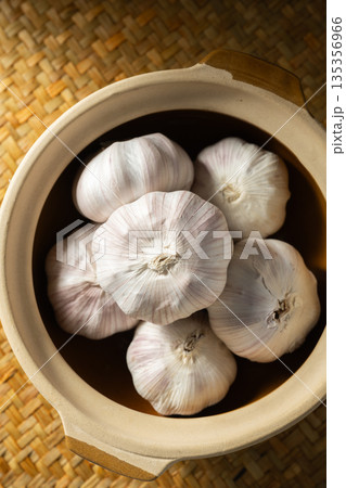 garlic 135356966