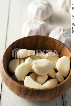 garlic 135357034