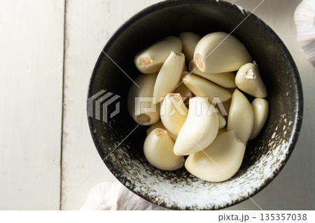 garlic garlic 135357038
