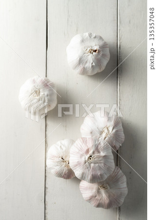 garlic 135357048