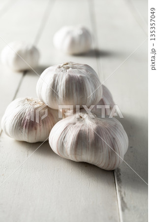 garlic 135357049