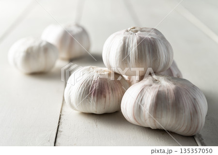 garlic 135357050