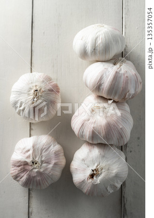 garlic 135357054