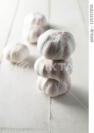 garlic garlic 135357058