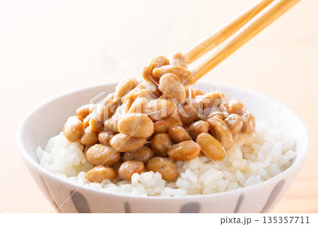 納豆ごはんを食べる 135357711