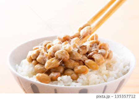 納豆ごはんを食べる 135357712